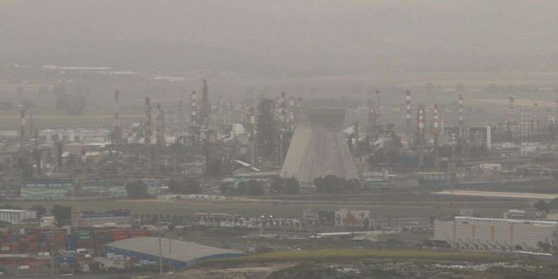 המפעלים במפרץ חיפה. צילום: הרצי שפירא צילום: הרצי שפירא