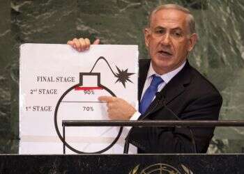 ראש הממשלה נתניהו ותרשים הפצצה באו"ם. צילום: AFP