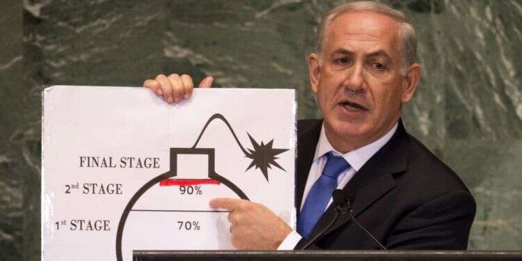 ראש הממשלה נתניהו ותרשים הפצצה באו ראש הממשלה נתניהו ותרשים הפצצה באו"ם. צילום: AFP