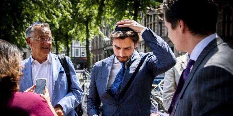 הפגנת תמיכה בזכותם של יהודים לחבוש כיפה בהולנד. צילום: EPA צילום: EPA