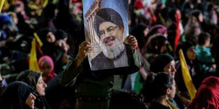 תומכי חיזבאללה בלבנון מאזינים לנאום משודר של חסן נסראללה, מאי 2019. צילום: EPA צילום: EPA