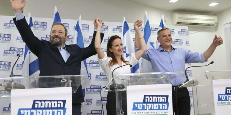 המחנה הדמוקרטי במסיבת עיתונאים. צילום: EPA צילום: EPA