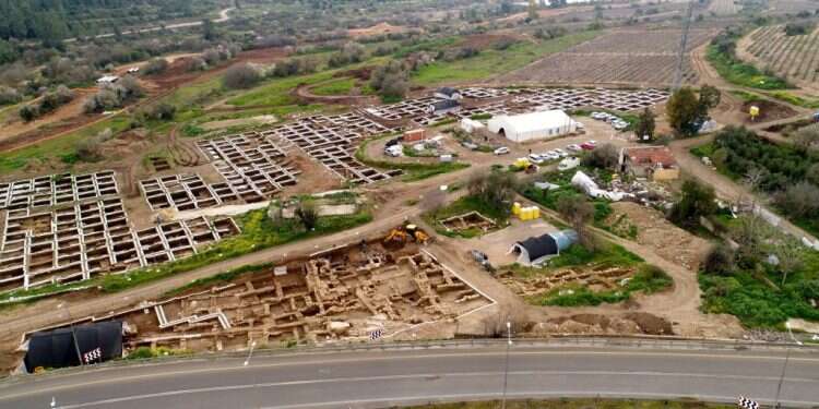 תל מוצא. צילום אווירי: איל מרקו, רשות העתיקות צילום אווירי: איל מרקו, רשות העתיקות