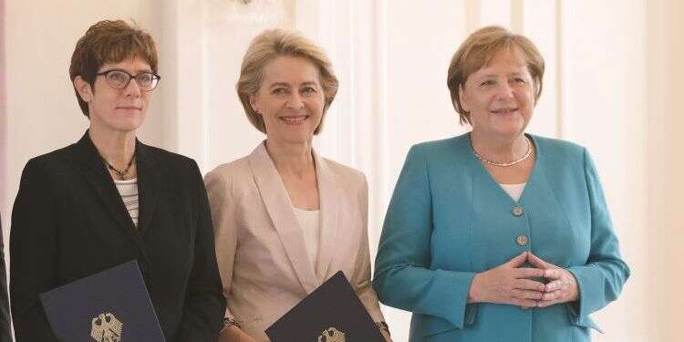 שרת הביטחון החדשה (משמאל) עם קודמתה ומרקל. צילום: גטי אימג'ס צילום: גטי אימג'ס