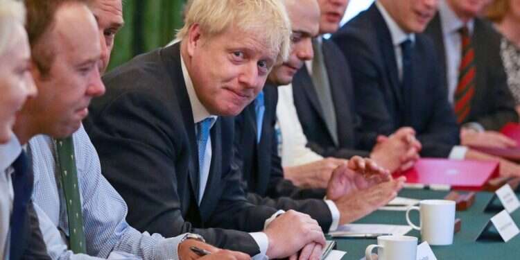 בוריס ג'ונסון בישיבת עבודה ראשונה, אתמול. צילום: גטי אימג'ס צילום: גטי אימג'ס