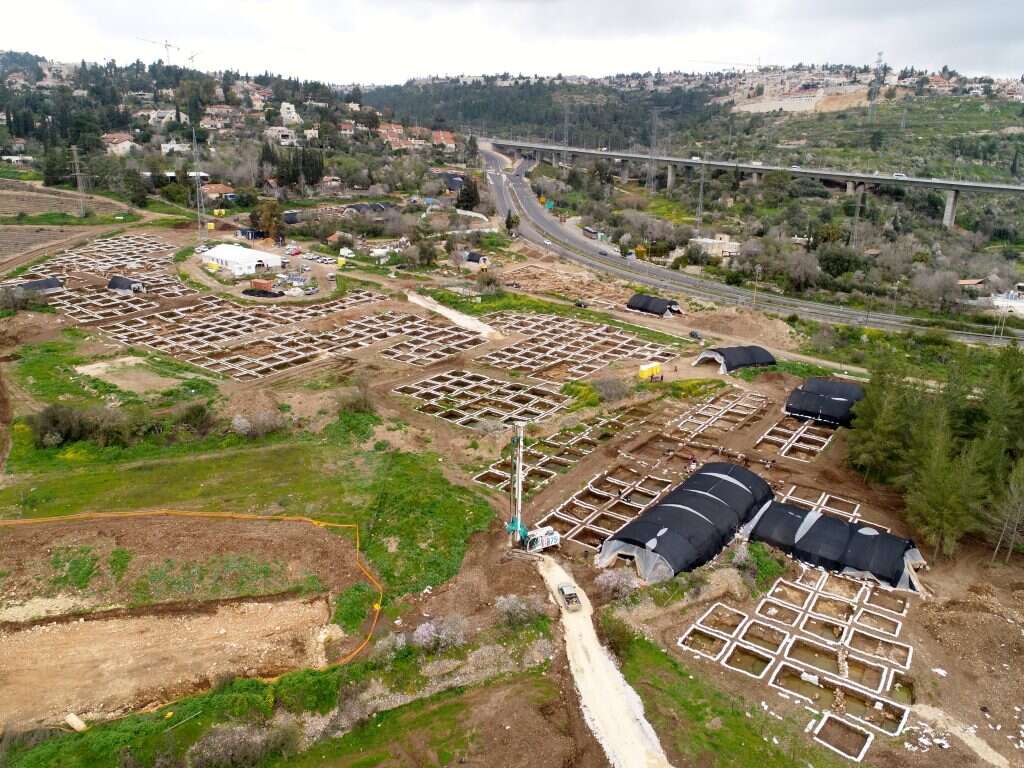 היישוב הענק מהתקופה הניאוליתית שהתגלה בחפירות הארכיאולוגיות של רשות העתיקות. צילום אווירי: איל מרקו, רשות העתיקות צילום אווירי: איל מרקו, רשות העתיקות
