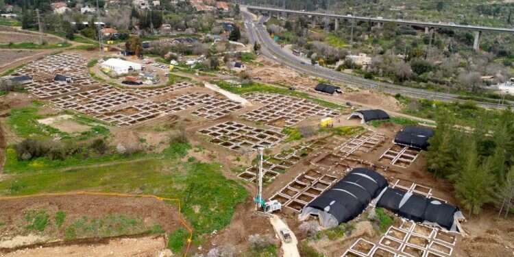 היישוב הענק מהתקופה הניאוליתית שהתגלה בחפירות הארכיאולוגיות של רשות העתיקות. צילום אווירי: איל מרקו, רשות העתיקות צילום אווירי: איל מרקו, רשות העתיקות
