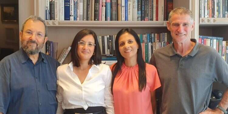 פרץ דרעי (שנייה משמאל) עם ברק, יפעת שאשא ביטון ויאיר גולן. צילום: יח הרכש החדש של אהוד ברק: קריצה לימין ולדתיים