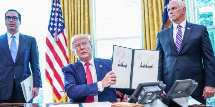 דונלד טראמפ לאחר החתימה על החמרת הסנקציות על איראן, לפני שבועיים. צילום: AFP צילום: AFP