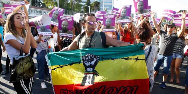 בסוף רובנו מזדהים יותר או פחות דרך הטלוויזיה, מצקצקים ומעבירים לשיחת ברזייה. צילום: AFP צילום: AFP