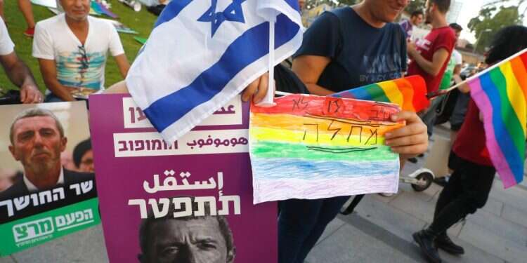 דעת רב בישראל נוכח נטייה שנוגדת את התורה לעולם לא תתיישר עם המודרנה. הפגנה נגד הרב פרץ, השבוע. צילום: AFP צילום: AFP