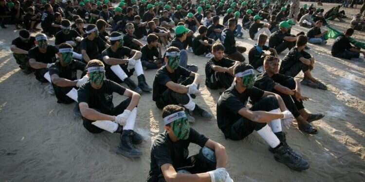 "ממשלות לא מטפלות בשורשי ההתקוממות". צעירים פלסטינים במחנה קיץ של חמאס. צילום Abed Rahim Khatib, פלאש 90