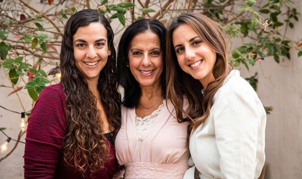 מימין: בקי עם אמה ועם אחותה גל. צילום: באדיבות המצולמת צילום: באדיבות המצולמת