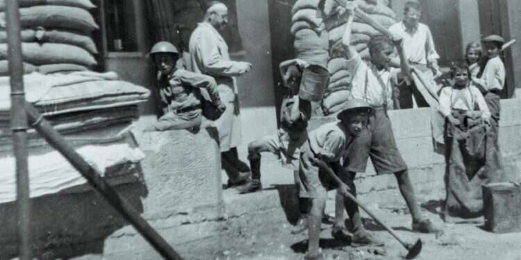 ביומנו נתן ביטוי לרגשי האשם על ששלח את בנו לכפר עציון. הרב יצחק אדלשטיין מפקח על הביצורים במלחמת יום העצמאות ברחוב בצלאל בירושלים. צילום: באדיבות משפחת אבן-חן צילום: באדיבות משפחת אבן-חן