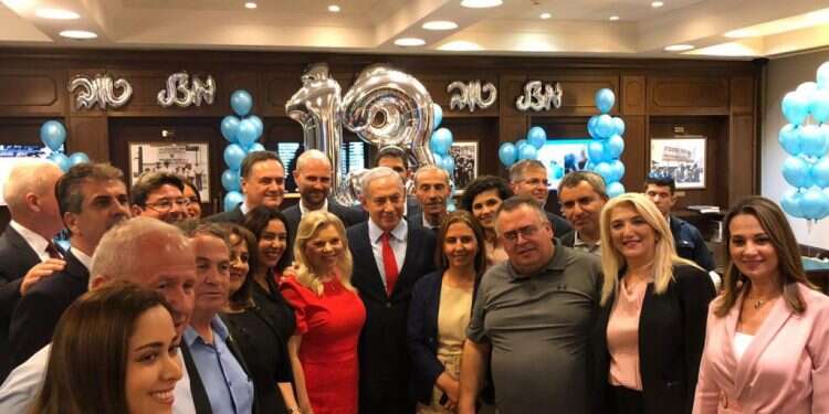 בנימין נתניהו במסיבה בכפר המכבייה לרגל 13 שנות כהונה, השבוע הטיית האופטימיות מסכנת את שלטון הימין