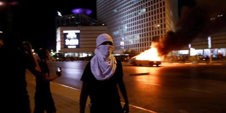 רעול פנים בצומת עזריאלי. צילום: רויטרס צילום: רויטרס