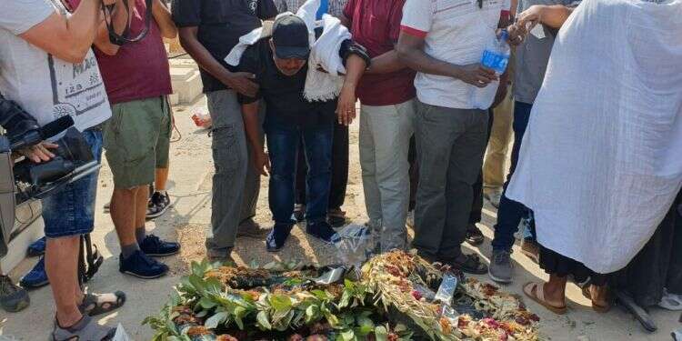 משפחתו של סלומון טקה בבית העלמין "הקבר טרי ועדיין ממשיכים לפגוע בילד שלי"