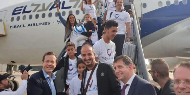 העולים החדשים בהגיעם ארצה. אילוסטרציה עונת העלייה נפתחה בנתב״ג בהשתתפות עולים ממספר מדינות