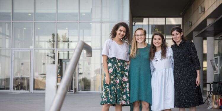 צוות כתב העת דברים בעלמא. מימין לשמאל: סימה יצחקי, רני רמיאל, לילך בן דוד ונעמי אסולין. צילום: הדס פרוש, פלאש 90 צילום: הדס פרוש, פלאש 90