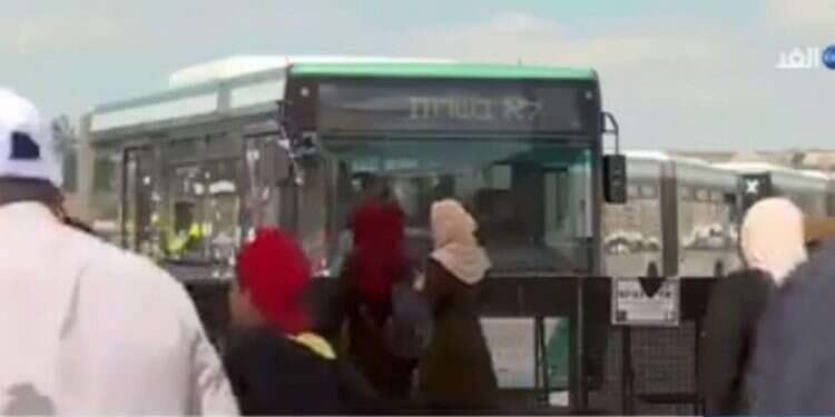אוטובוס אגד מוביל מתפללים פלסטינים להר הבית. צילום מסך צילום מסך