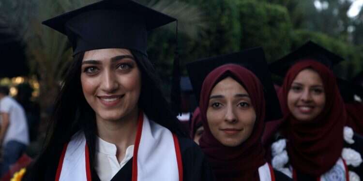 סטודנטיות פלסטיניות חוגגות את סיום שנת הלימודים. צילום: AFP צילום: AFP