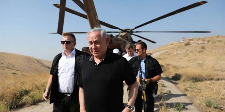 נתניהו בסיור ביטחוני. צילום: EPA צילום: EPA