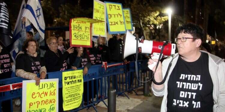 שפי פז בהפגנה נגד מסתננים. צילום: אמיר מאירי צילום: אמיר מאירי