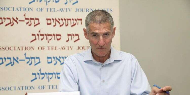 צילום: גדעון מרקוביץ הוא חוזר: אהוד ברק בא לגנוב את ההצגה