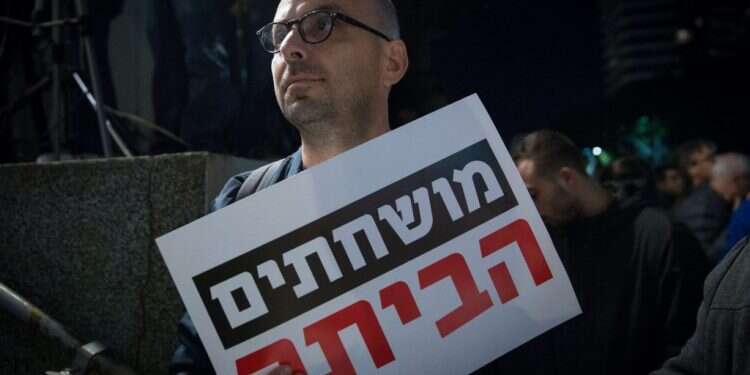 אלדד יניב בהפגנה בתל אביב, דצמבר 2017. צילום: מרים אלסטר, פלאש 90 צילום: מרים אלסטר, פלאש 90