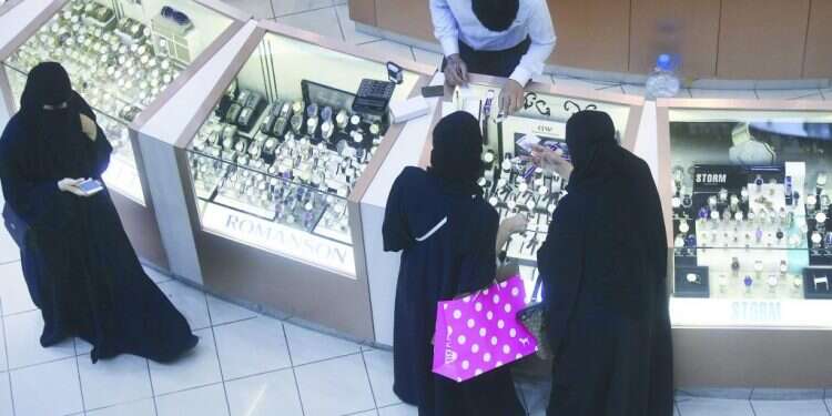 קונות בחנות שעוני יוקרה, בירת סעודיה. צילום: סיימון דוסון, בלומברג צילום: סיימון דוסון, בלומברג