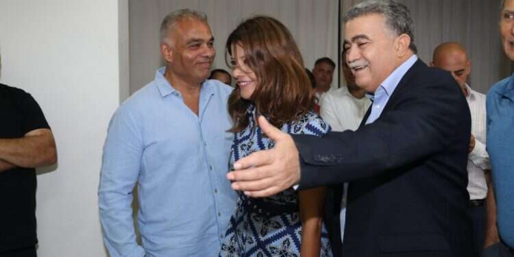 עמיר פרץ ואורלי לוי־אבקסיס במסיבת העיתונאים שבה הוכרז על איחוד המפלגות. צילום: גדעון מרקוביץ צילום: גדעון מרקוביץ