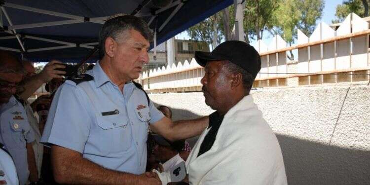 האב וורקה טקה עם מפקד מחוז החוף, פרץ עמר. צילום: יוסי אלוני צילום: יוסי אלוני