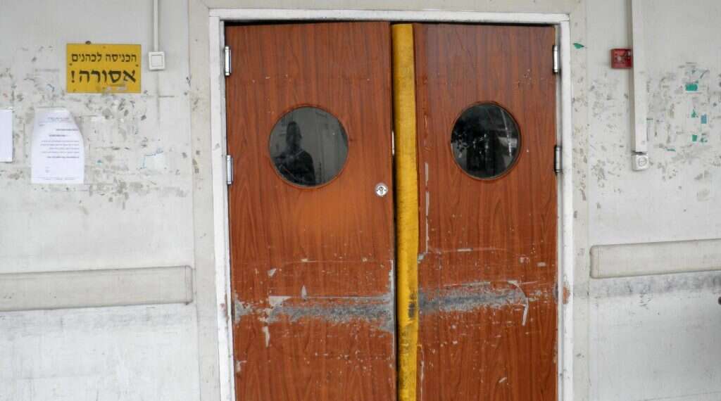 כניסה לחדר טהרה בבית עלמין ירקון. צילום: אריאל פלמון צילום: אריאל פלמון