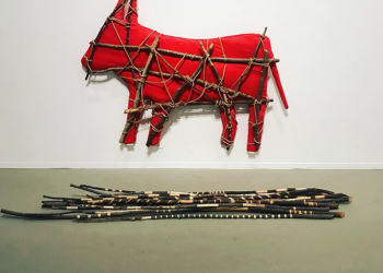 אברהם אופק, פרה אדומה, עץ, בד אדום, חבל, 1979. בהשאלה למשכן לאמנות, עין חרוד. צילום: באדיבות משפחת אופק