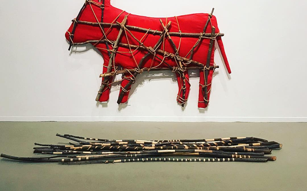 תר אחר אפיקי ביטוי יהודיים-ישראליים מקוריים. אברהם אופק, פרה אדומה, עץ, בד אדום, חבל, 1979. בהשאלה למשכן לאמנות, עין חרוד. צילום: באדיבות משפחת אופק אברהם אופק, פרה אדומה, עץ, בד אדום, חבל, 1979. בהשאלה למשכן לאמנות, עין חרוד. צילום: באדיבות משפחת אופק