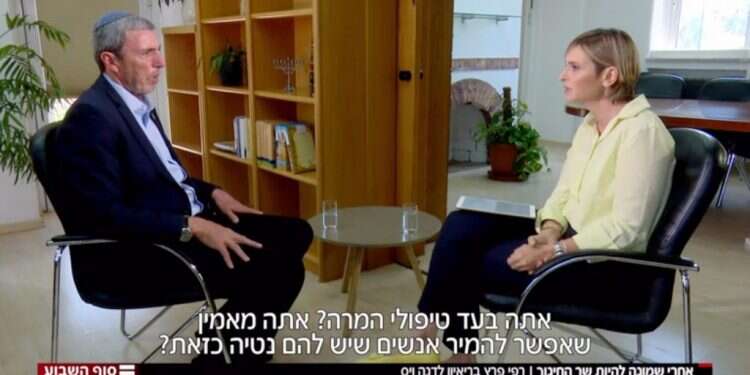 הרב פרץ בריאיון אצל דנה ויס .צילום מסך מתוך 'חדשות סוף השבוע', ערוץ 12 צילום מסך מתוך 'חדשות סוף השבוע', ערוץ 12