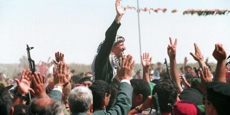 יאסר ערפאת לאחר כניסתו לרצועת עזה, 1994. צילום: AFP צילום: AFP