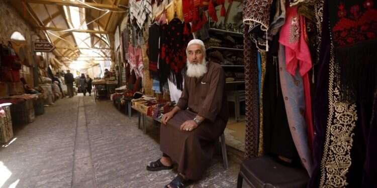 מחכים לנתניהו. השוק בחברון. צילום: EPA צילום: EPA