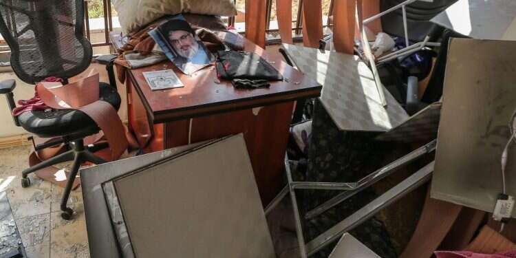 הנזק שנגרם, לטענת חיזבאללה, כתוצאה מתקיפת רחפן ישראלי, השבוע בביירות. צילום: EPA צילום: EPA