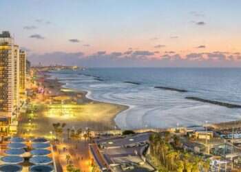 איתי בודל, שקיעה בחוף תל אביב. מתוך האלבום "ישראל במבט פנורמי - מקומות ונופים קסומים" בהוצאת פנורמה 360. צילום והפקה: איתי בודל | israelbooks.co.il