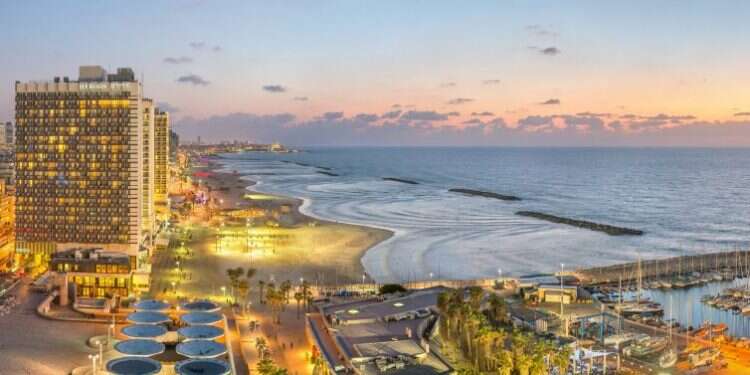 כל שפע הוא ברכה אך גם ניסיון. איתי בודל, שקיעה בחוף תל אביב. מתוך האלבום  איתי בודל, שקיעה בחוף תל אביב. מתוך האלבום "ישראל במבט פנורמי - מקומות ונופים קסומים" בהוצאת פנורמה 360. צילום והפקה: איתי בודל | israelbooks.co.il