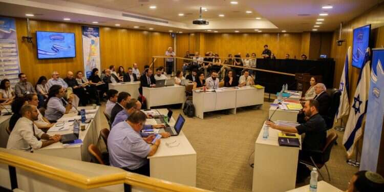 הדיון במצלמות בוועדת הבחירות. צילום: אורן בן חקון צילום: אורן בן חקון