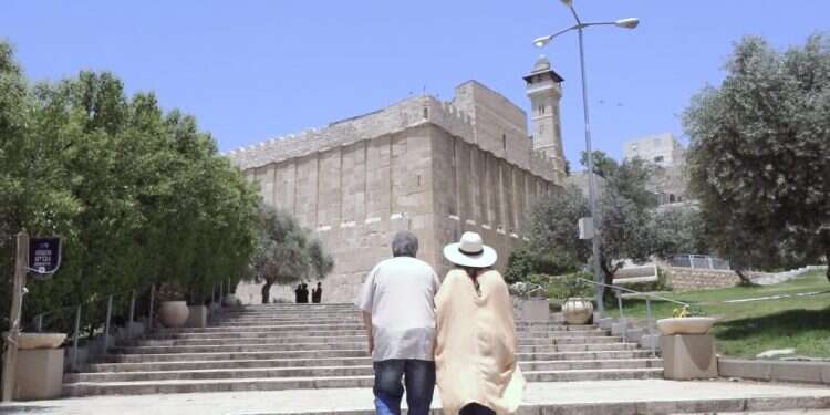 מתוך הסרט "גשר על מים סוערים". צילום: יורם מילוא