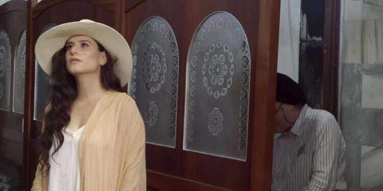 מירי מסיקה במערת המכפלה. מתוך הסרט צילום: יורם מילוא