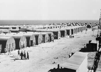צריפים מתקופת המעפילים והמחנות בקפריסין ב 1948. צילום: Bettmann Archive, גטי אימג'ס צילום: Bettmann Archive, גטי אימג'ס