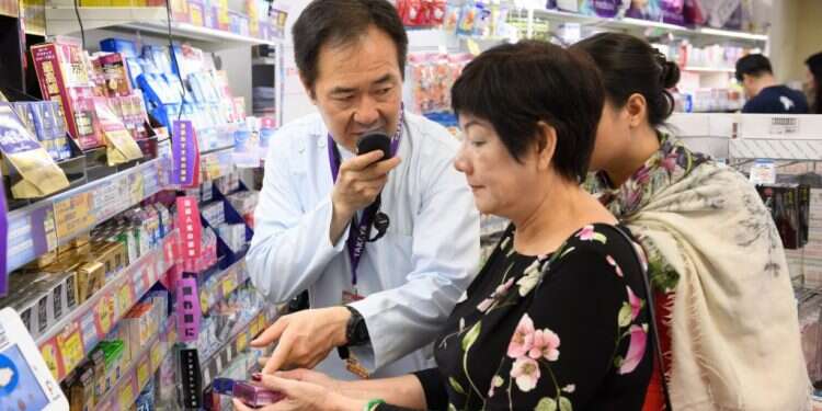 המתרגם האוטומטי בפעולה בחנות בטוקיו, בחודש שעבר. צילום: אקיו קון, בלומברג צילום: אקיו קון, בלומברג