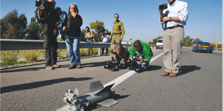 תקשורת זרה בשדרות. צילום: רויטרס צילום: רויטרס