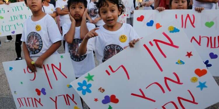 הפגנה נגד גירוש העובדות הפיליפיניות וילדיהן. צילום: AFP צילום: AFP