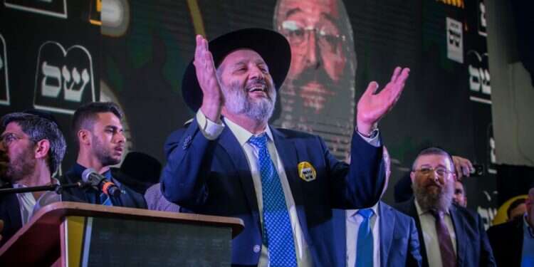 אריה דרעי והפעילים במטה ש צילום: אורן בן-חקון