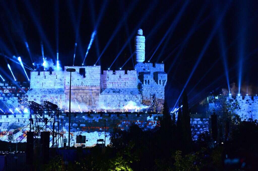 מי יעז להודות שהוא מצפה לאיזו גאולה. אורות על מגדל דוד. צילום: מארק ניימן, לע צילום: מארק ניימן, לע"מ
